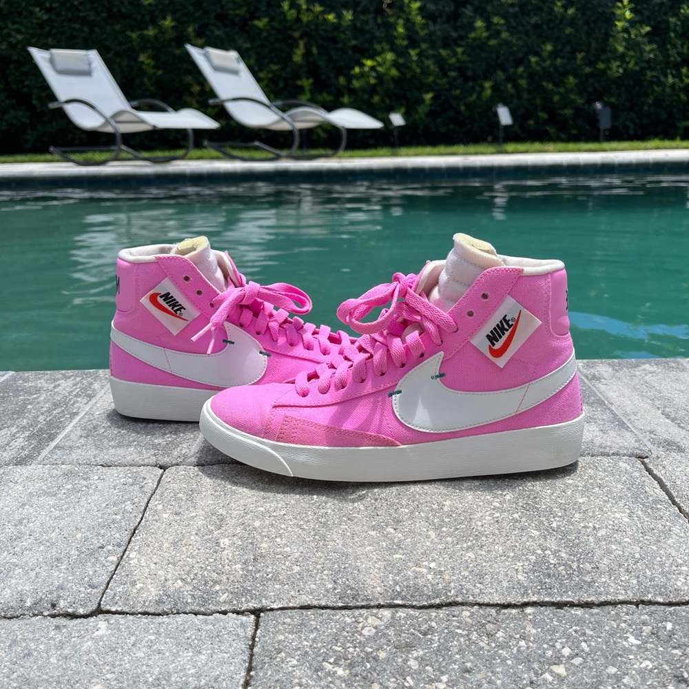 NIKE PINK BLAZER Mid Rebel (SIZE 7W)
